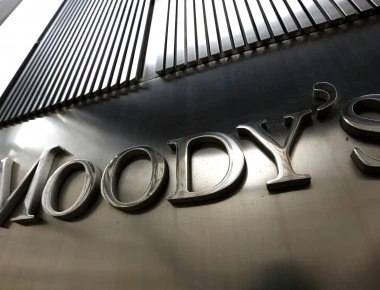 Ιταλία: Με υποβάθμιση απειλεί ο οίκος Moody's